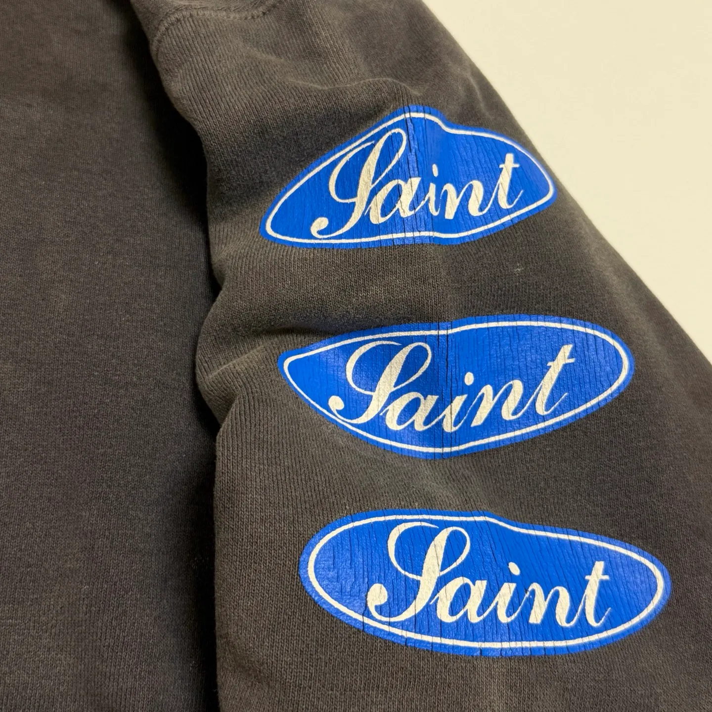 More details SAINT Mxxxxxx HOODIE/LOVE AMONG/BLK blue SAINT barrage slogan hoodie, washed black S-XL, the latest version, revised many times, the version is closer to the original version, and the street flavor is stronger! Heavy washing with water-sprayed fading process for stronger distressing effect. Handmade wormhole destruction treatment. Authentic level extreme distressed crack printing. The main mark and wash mark are all correct versions.